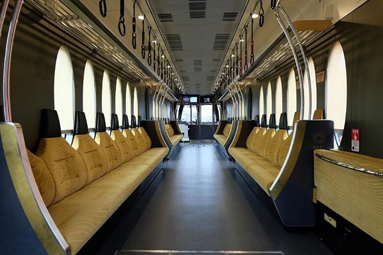 叡山電車の観光列車「ひえい」車内（画像：叡山電車）