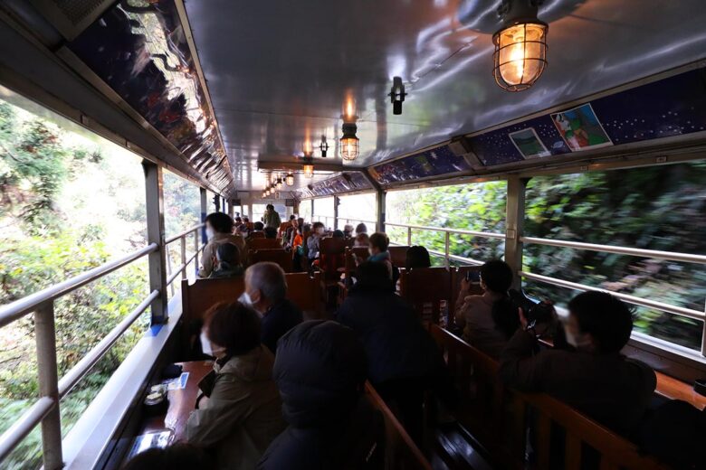 JR西日本の観光列車「奥出雲おろち号」車内