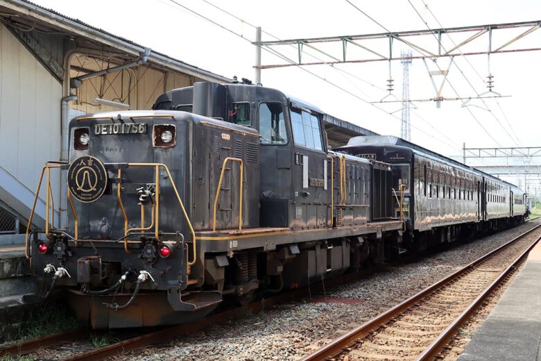 JR九州の観光列車「SL人吉」のDE10形ディーゼル機関車