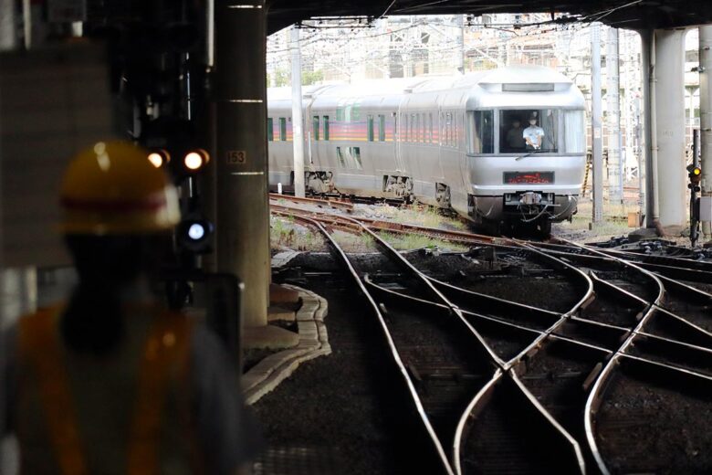 推進回送で上野駅に到着する観光列車「カシオペア紀行」