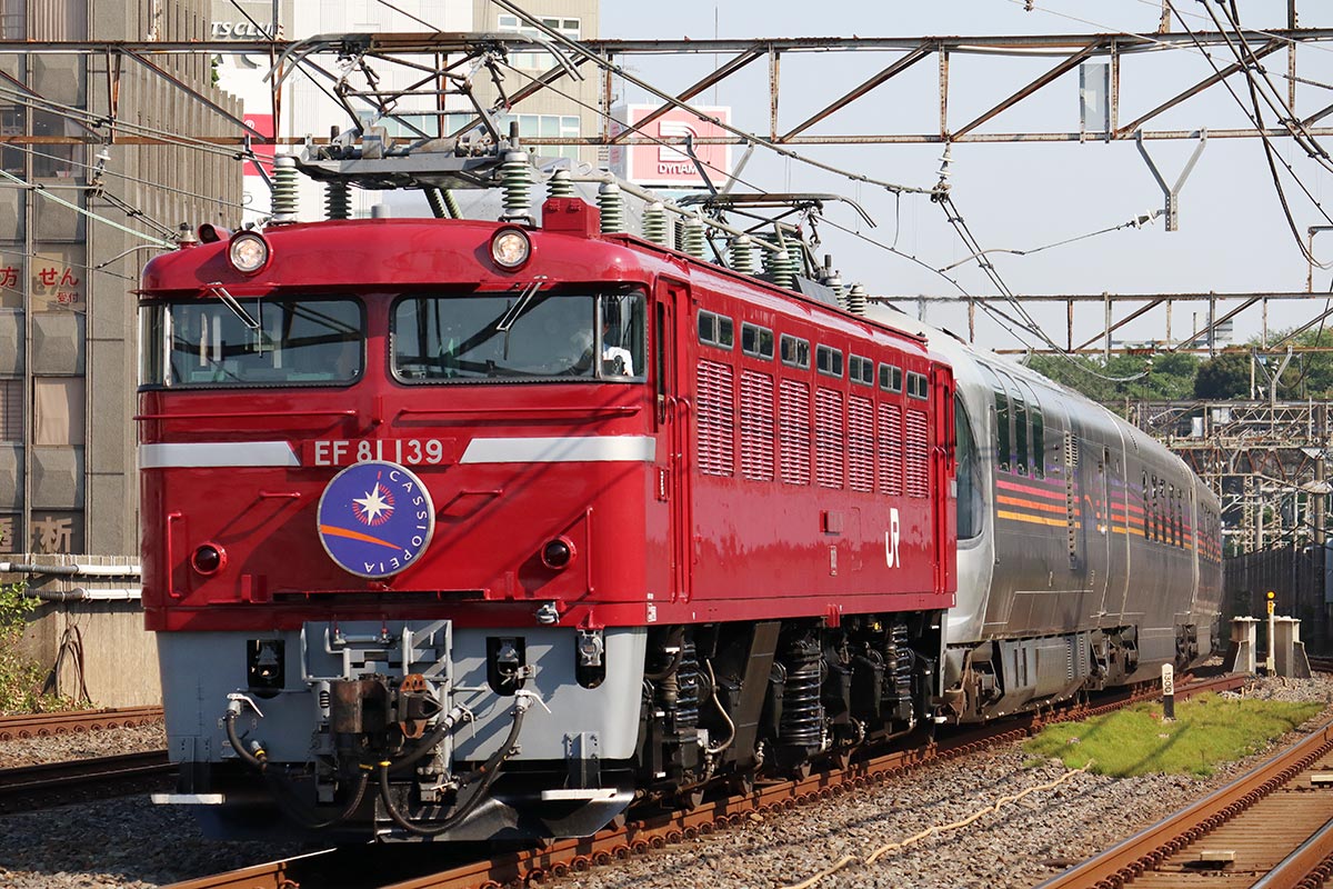 EF81形電気機関車を先頭に走る寝台列車「カシオペア紀行」