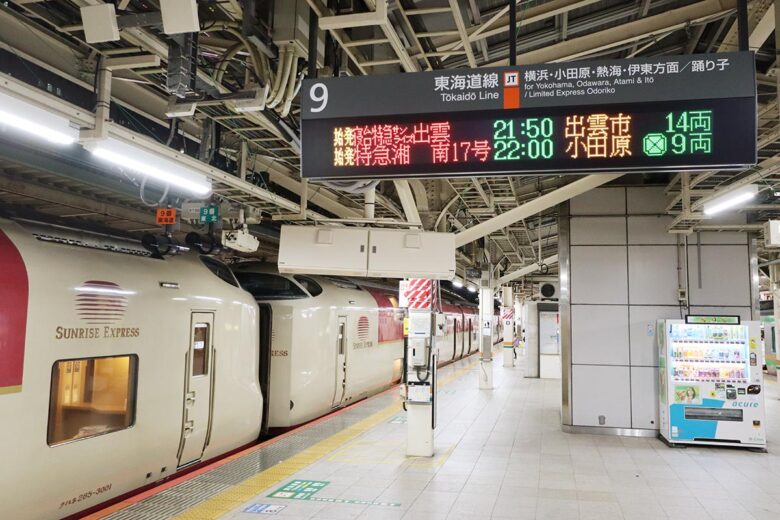 東京駅で発車を待つ寝台列車「サンライズ出雲」「サンライズ瀬戸」