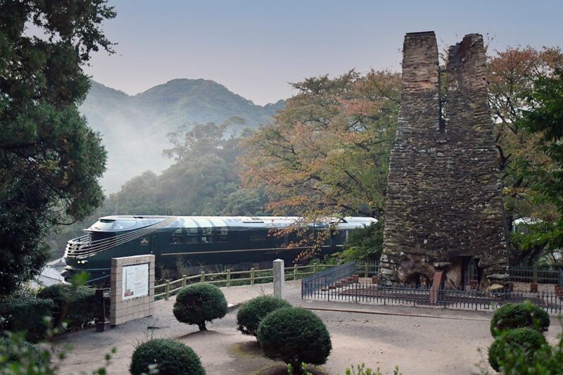 世界遺産「萩反射炉」の横を通る豪華寝台列車「TWILIGHT EXPRESS 瑞風」