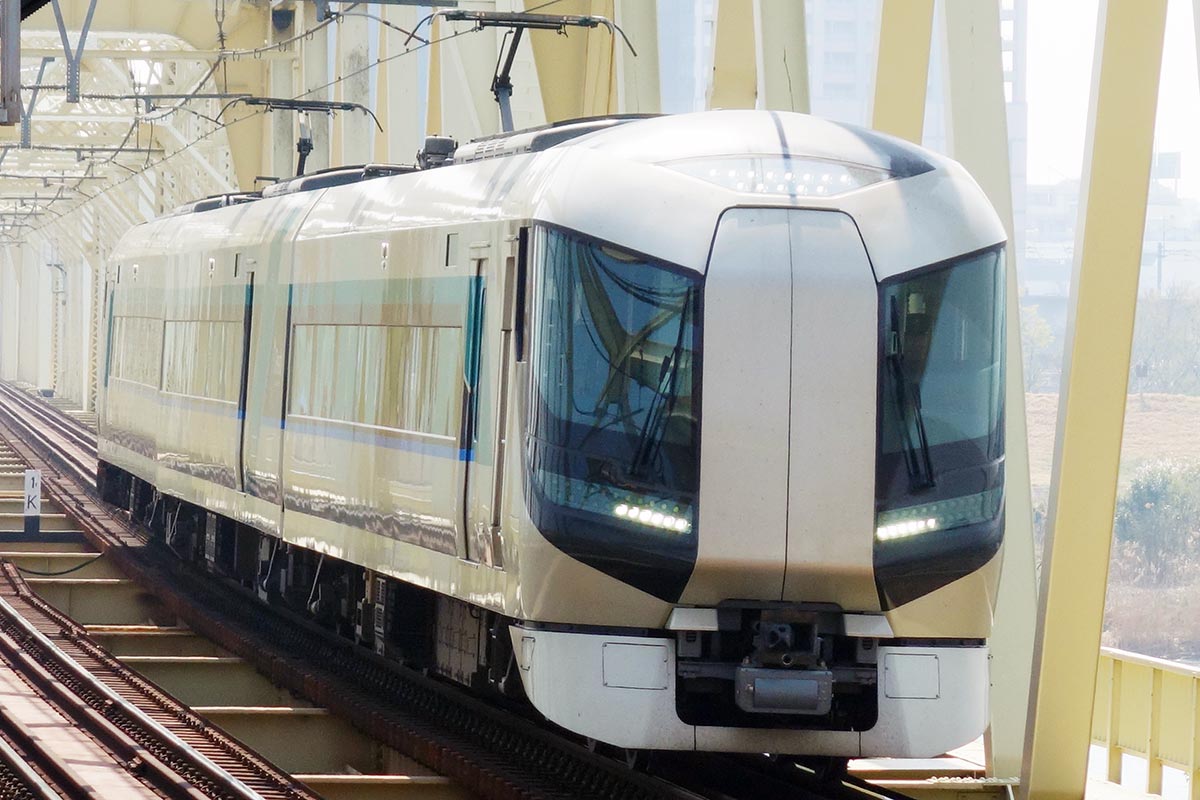 観光列車「尾瀬夜行23：45」に使われる500系電車「リバティ」