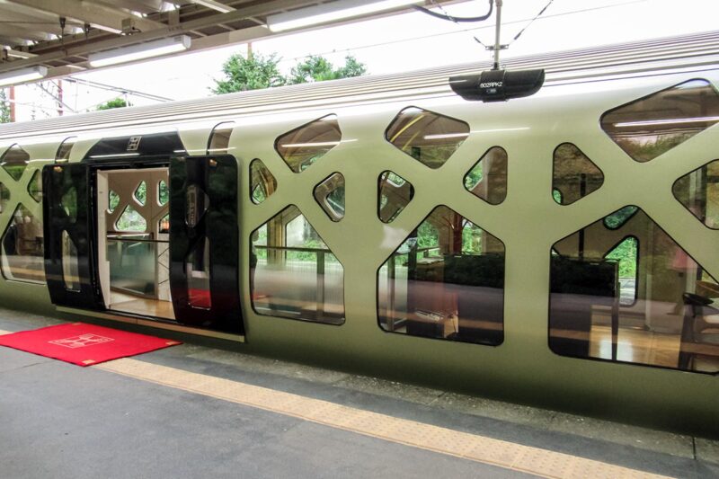 豪華寝台列車「TRAIN SUITE 四季島」の「LOUNGE こもれび」エントランスドア