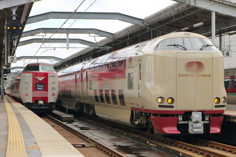 出雲市駅に停車中の寝台列車「サンライズ出雲」