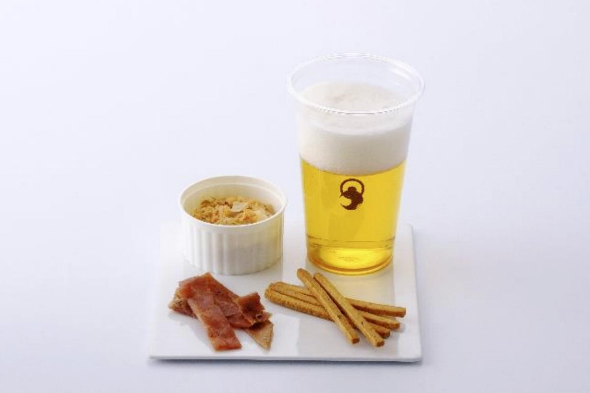 「スペーシア X」カフェカウンターのクラフトビールとアペタイザー（画像：東武鉄道）