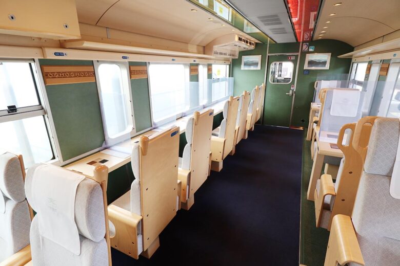 JR西日本の観光列車「あめつち」2号車