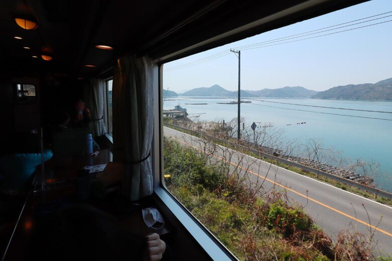 観光列車「etSETOra」車窓に広がる瀬戸内海