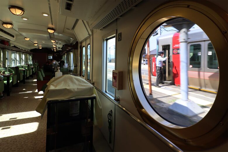JR西日本の観光列車「etSETOra」車内