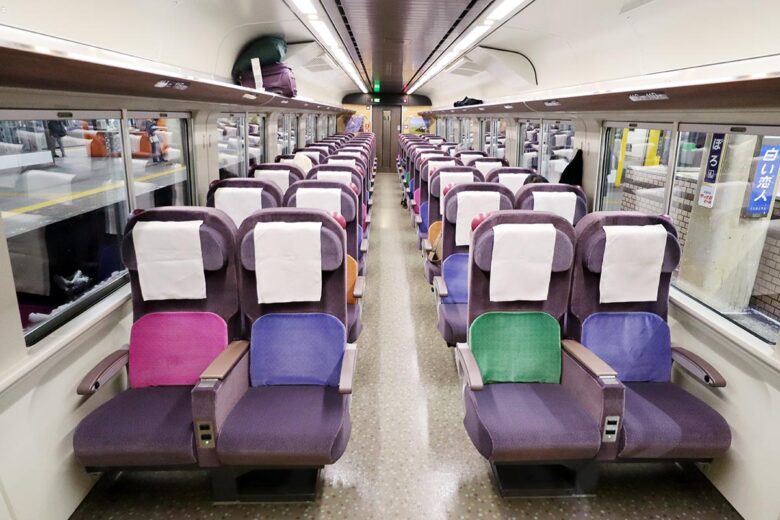 JR北海道の観光列車「フラノラベンダーエクスプレス」車内