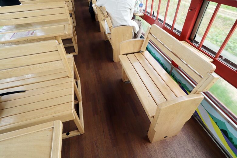JR北海道の観光列車「富良野・美瑛ノロッコ号」ベンチシート席