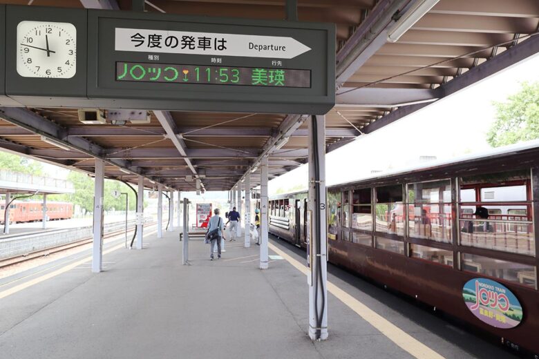 富良野駅で発車を待つ観光列車「富良野・美瑛ノロッコ号」