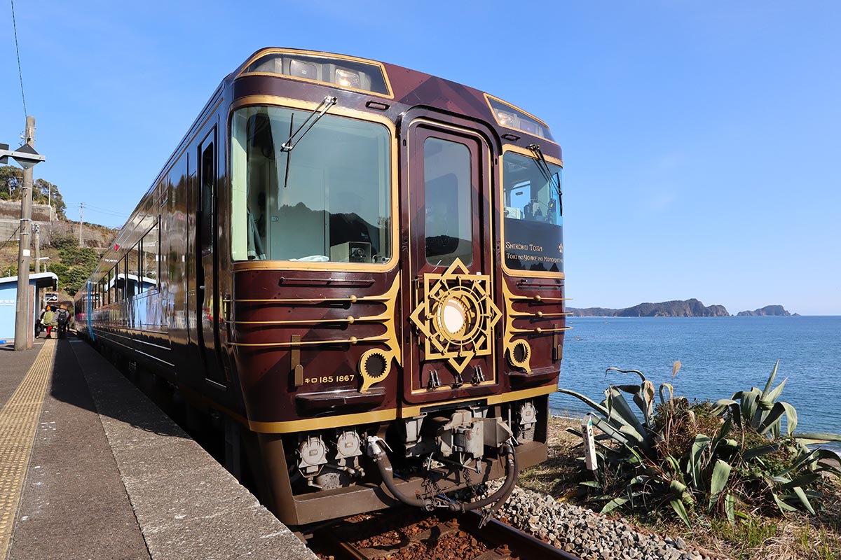 JR四国の観光列車「志国土佐 時代の夜明けのものがたり」
