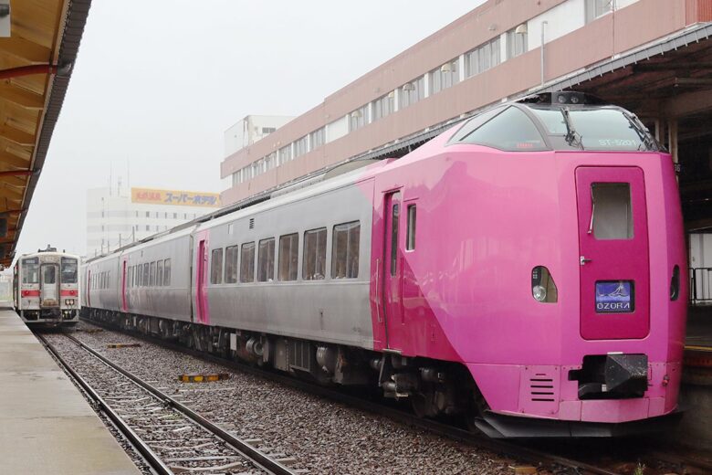 特急「ニセコ号」に使用されるJR北海道のキハ261系5000番台「はまなす」編成