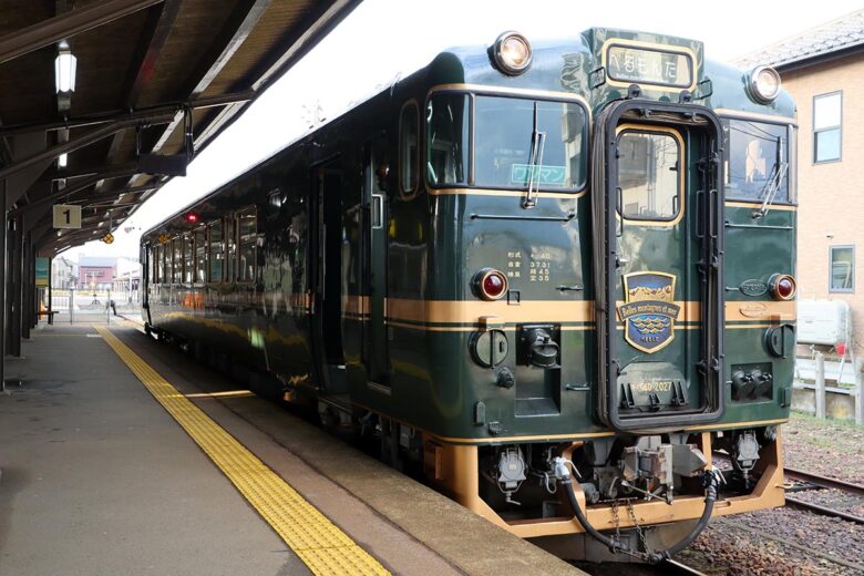 JR西日本の観光列車「ベル・モンターニュ・エ・メール～べるもんた～」
