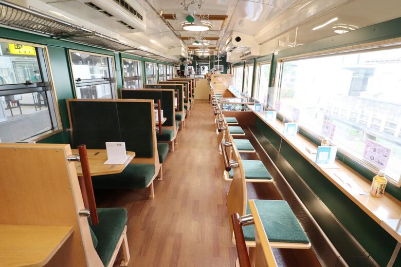 JR西日本の観光列車「ベル・モンターニュ・エ・メール～べるもんた～」車内