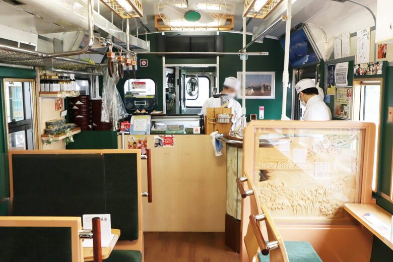 JR西日本の観光列車「ベル・モンターニュ・エ・メール～べるもんた～」寿司カウンター