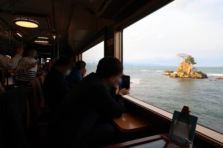 観光列車「ベル・モンターニュ・エ・メール～べるもんた～」から眺める雨晴海岸