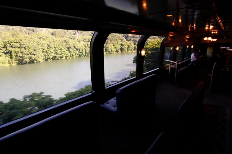 阿賀野川に沿って走る観光列車「SLばんえつ物語」
