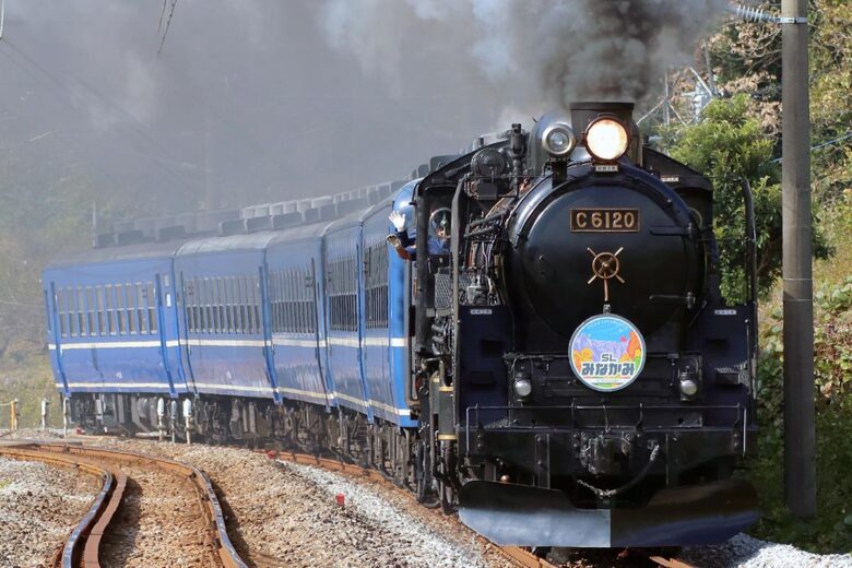 観光列車「SLぐんま みなかみ」を牽引するC61形蒸気機関車20号機
