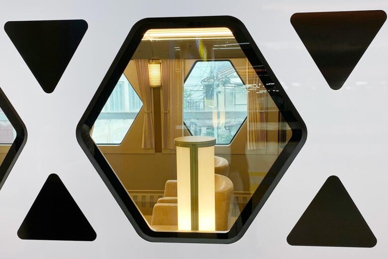 東武鉄道の観光列車「スペーシア X」（画像：東武百貨店）