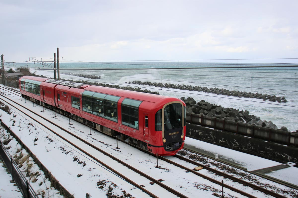 観光列車「えちごトキめきリゾート雪月花」と日本海（画像：えちごトキめき鉄道）