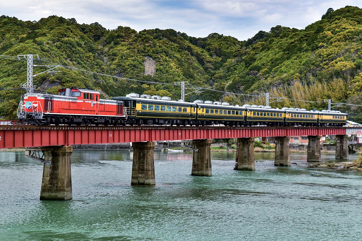 JR西日本の観光列車「サロンカーなにわ」
