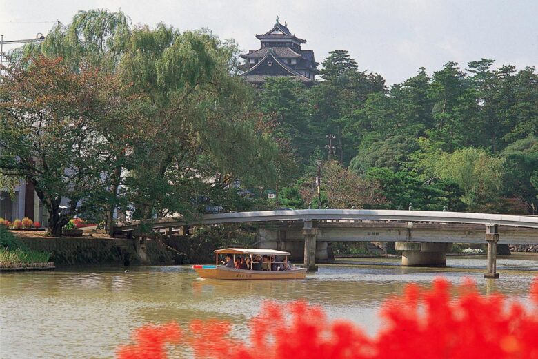 現存天守のひとつで国宝の松江城と遊覧船