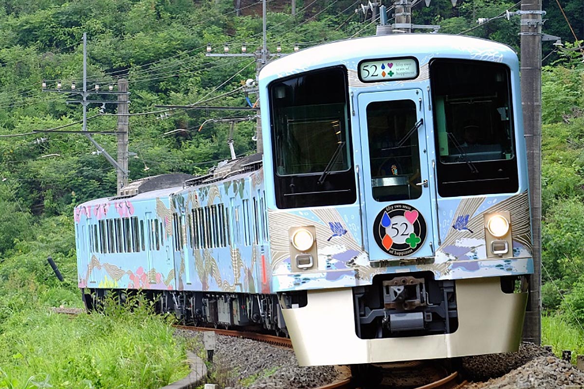 観光列車「52席の至福」（画像：西武鉄道）