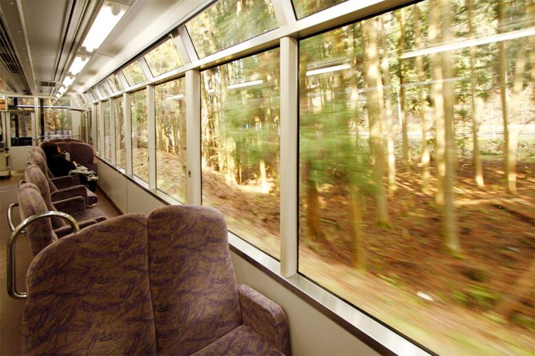 叡山電車の観光列車「きらら」車内
