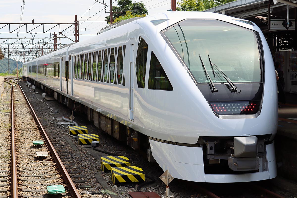 東武鉄道の観光列車「スペーシア X」