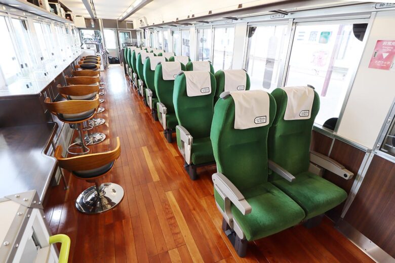 JR西日本の観光列車「ラ・マル・ド・ボァ」車内