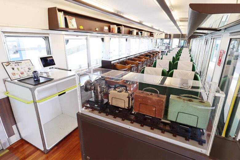 JR西日本の観光列車「ラ・マル・ド・ボァ」車内