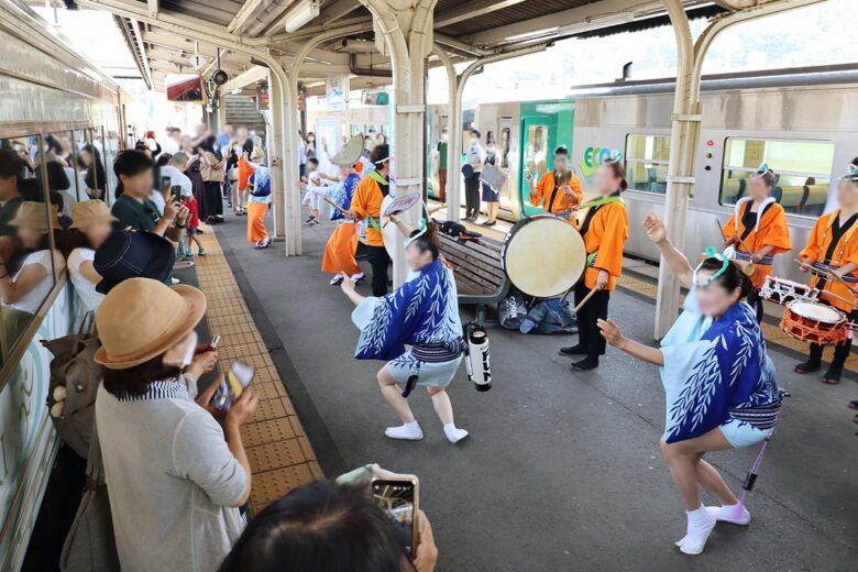 阿波池田駅での観光列車「四国まんなか千年ものがたり」おもてなし