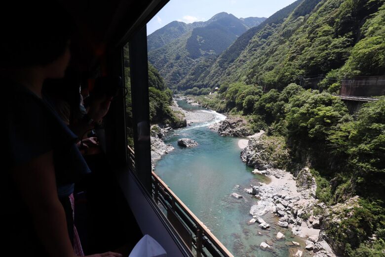 大歩危峡の鉄橋を渡る観光列車「四国まんなか千年ものがたり」