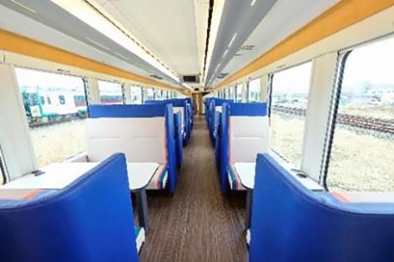 観光列車「SATONO（さとの）」グリーン車（画像：JR東日本）