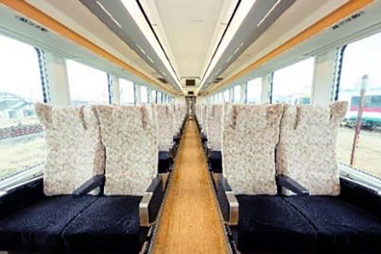観光列車「SATONO（さとの）」普通車（画像：JR東日本）