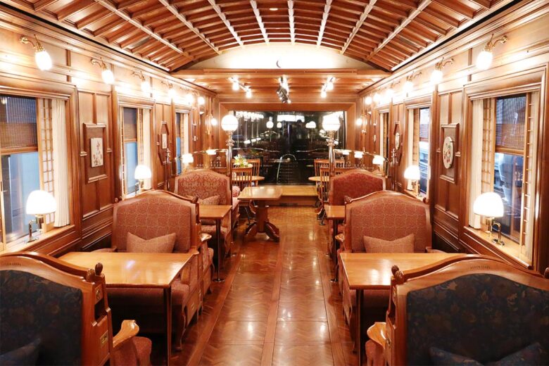 豪華寝台列車「ななつ星in九州」のラウンジカー「ブルームーン」