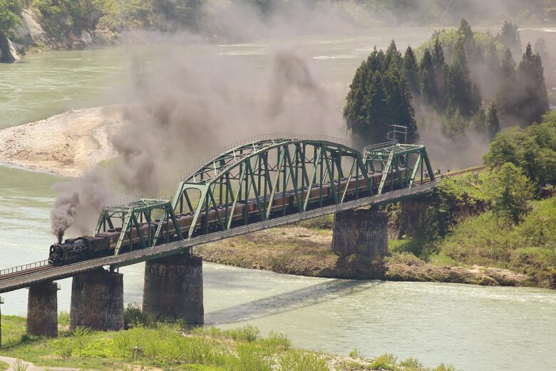 阿賀野川を渡る観光列車「SLばんえつ物語」