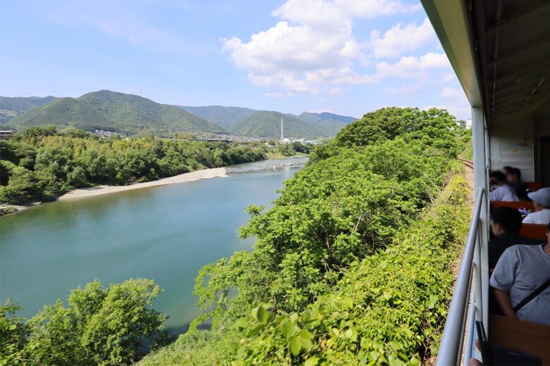 観光列車「藍よしのがわトロッコ」から眺める吉野川