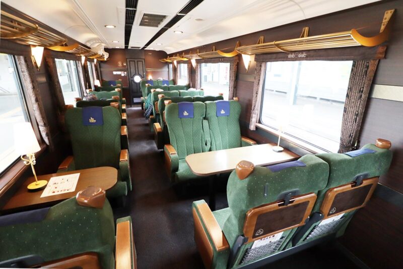 近鉄の観光列車「青の交響曲(シンフォニー)」ツイン席(左)・サロン席(右)