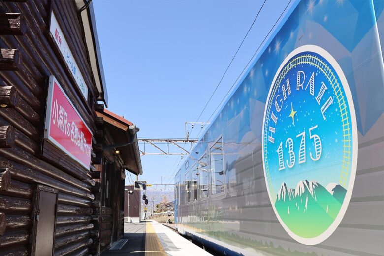 小淵沢駅に停車中の観光列車「HIGH RAIL 1375」