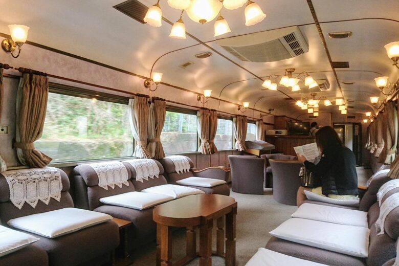 JR西日本の観光列車「サロンカーなにわ」展望ラウンジ車（ジョンドウ - 投稿者自身による著作物, CC 表示-継承 4.0, https://commons.wikimedia.org/w/index.php?curid=147159636による）