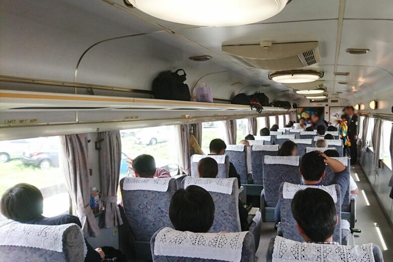 JR西日本の観光列車「サロンカーなにわ」車内（ジョンドウ - 投稿者自身による著作物, CC 表示-継承 4.0, https://commons.wikimedia.org/w/index.php?curid=147159636による）