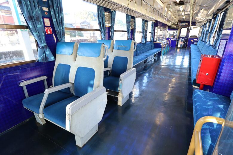 JR四国の観光列車「鉄道ホビートレイン」クロスシート