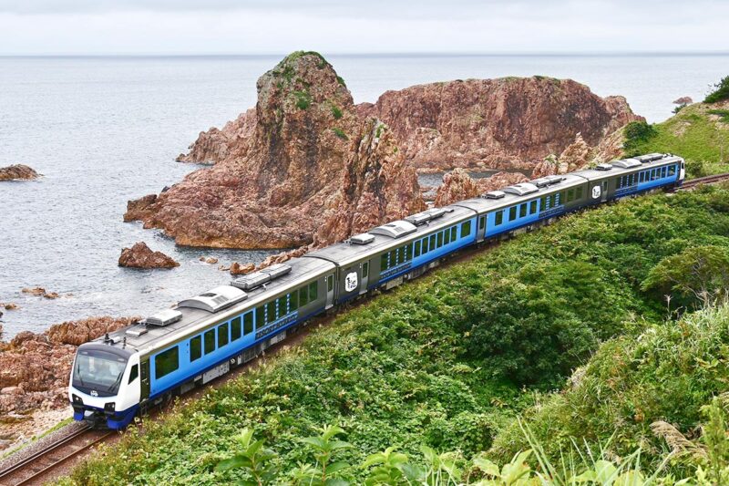 JR東日本の観光列車「リゾートしらかみ」青池編成