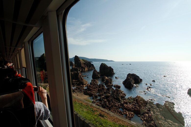 観光列車「リゾートしらかみ」車窓に広がる日本海
