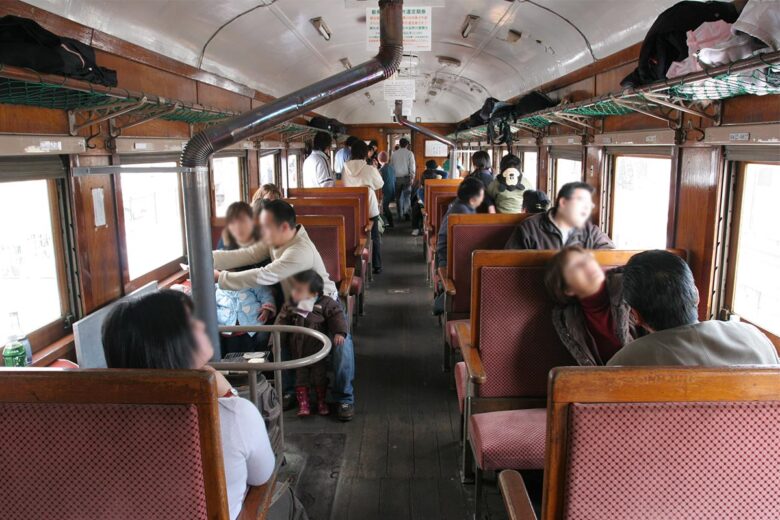 津軽鉄道の観光列車「ストーブ列車」車内