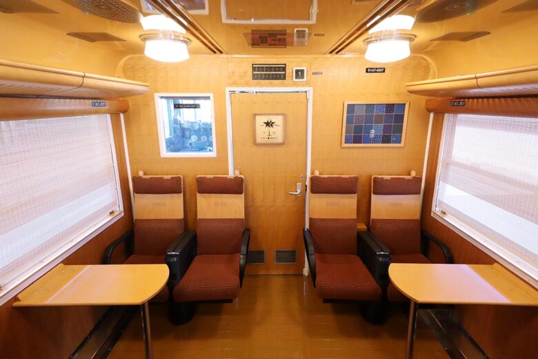 JR九州の観光列車「ふたつ星4047」ボックスシート